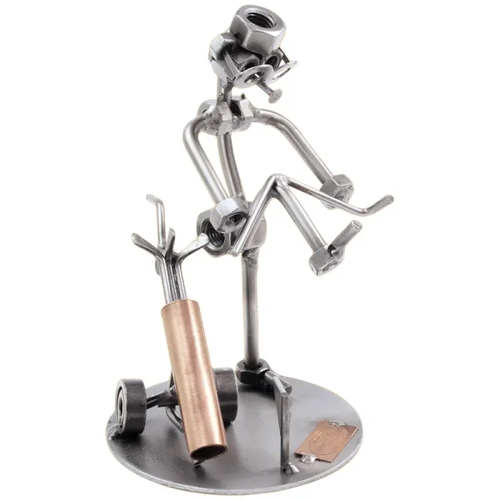 Aggressiver Golfer mit Wagen Geschäft