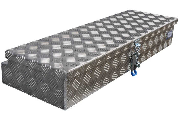 De Haan Box HM – 900x320x150 mm – wasser- und staubdichte Aluminium-Riffelblech Deichselbox – mit Spannschloss
