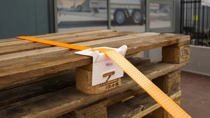 Kantenschutz-Spanngurt für rechte Winkel