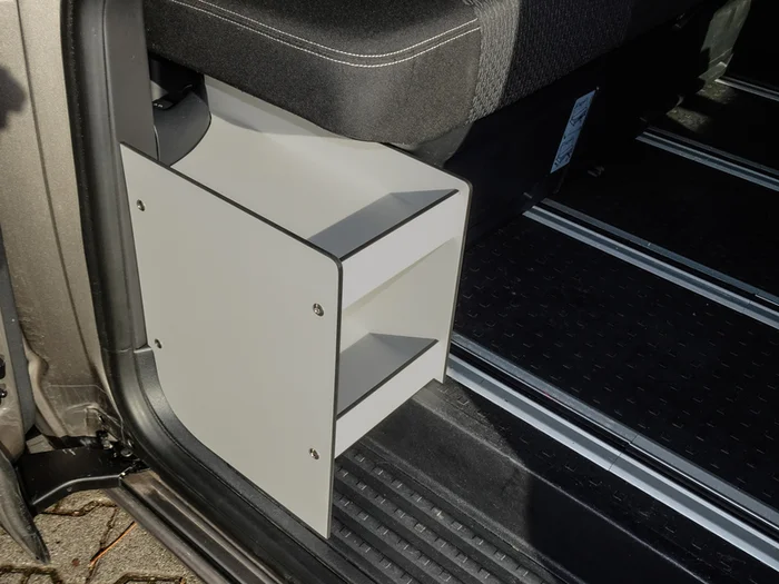 Schiebetürregal VW T5 / T6 / T6.1 mit Reimo-V3000-Bank und ohne Kunststoff-Innenverkleidung hinten