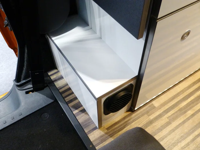 VW Caddy LR Einbaukasten mit Sockel für Standheizung – Weiss