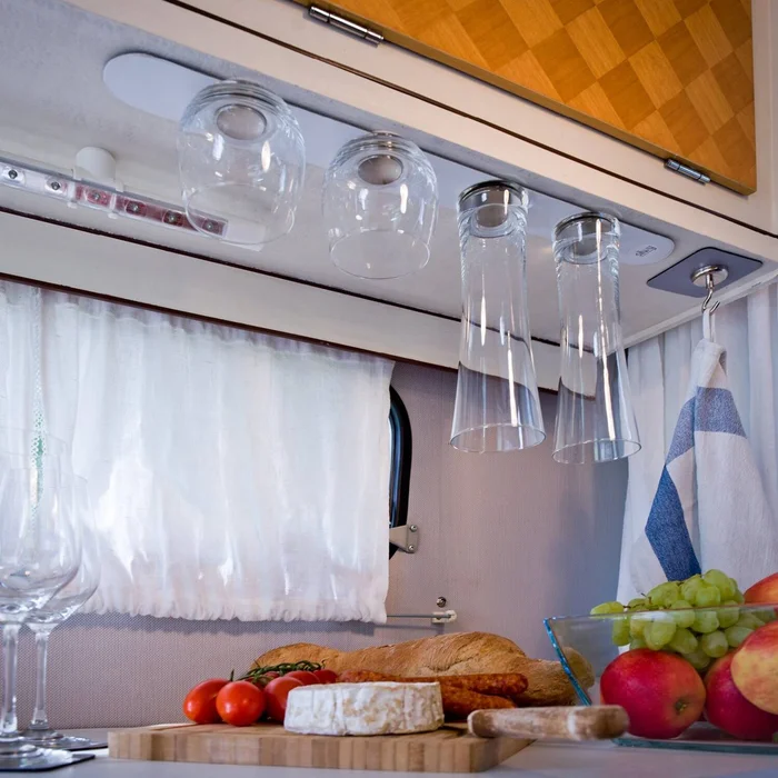 Weißer Metallstab für Gläser SILWY